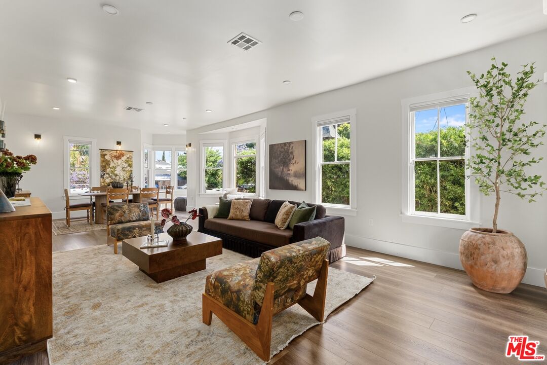 326 W 10th St