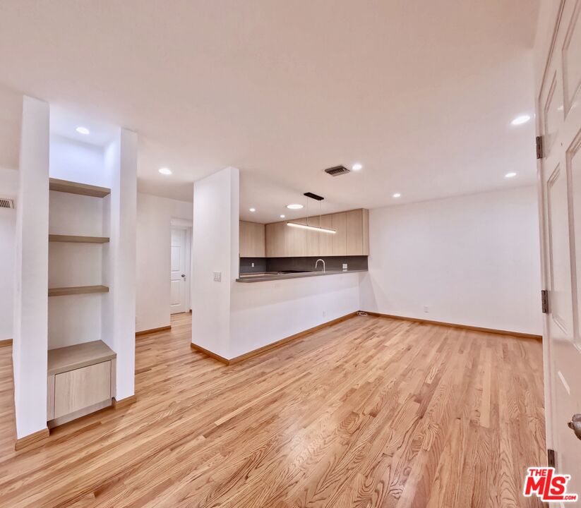805 N West Knoll Dr Unit: 2