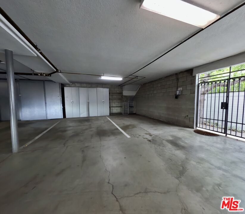 805 N West Knoll Dr Unit: 2