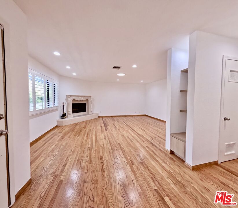 805 N West Knoll Dr Unit: 2