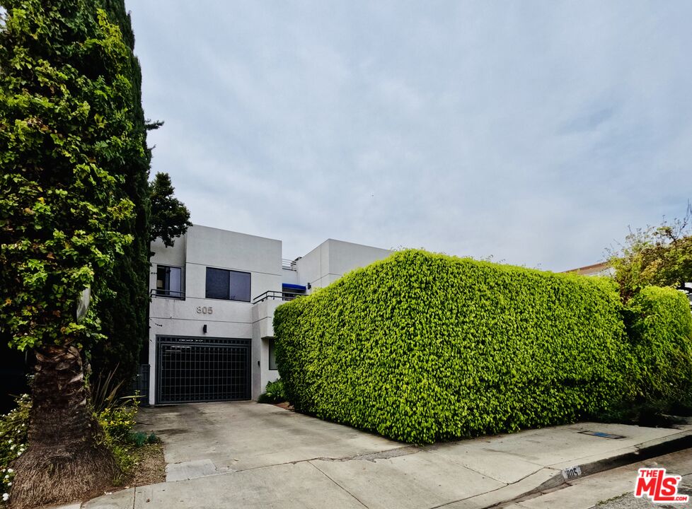 805 N West Knoll Dr Unit: 2