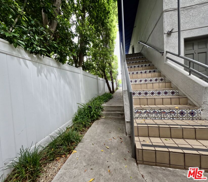 805 N West Knoll Dr Unit: 2