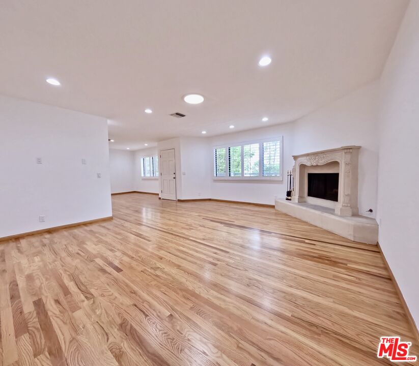 805 N West Knoll Dr Unit: 2