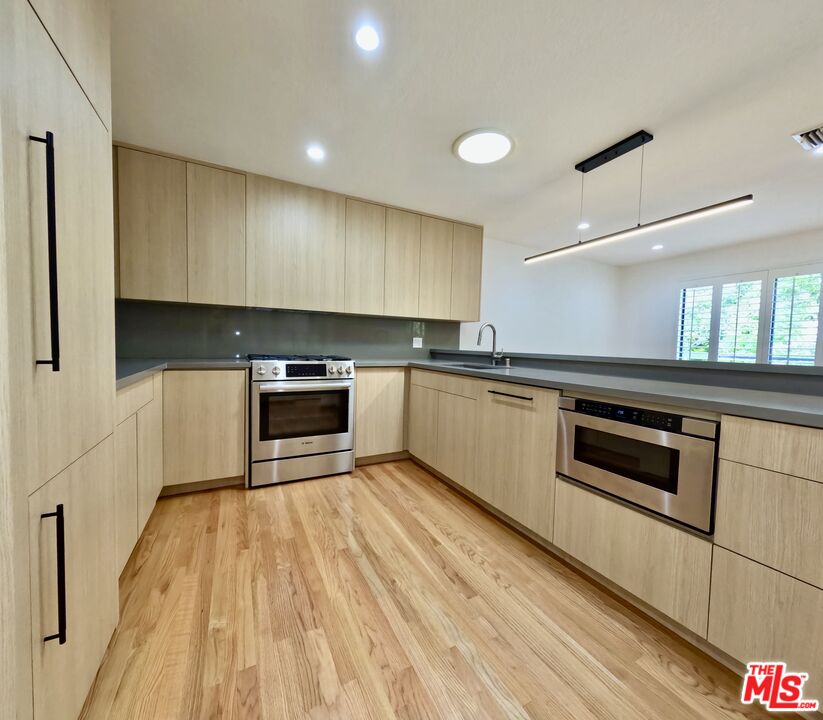 805 N West Knoll Dr Unit: 2