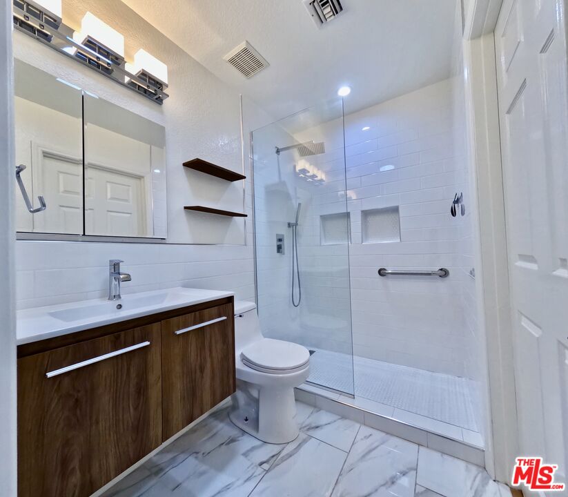 805 N West Knoll Dr Unit: 2
