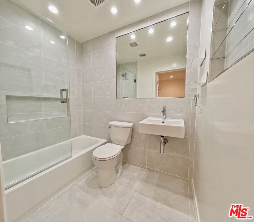 805 N West Knoll Dr Unit: 2