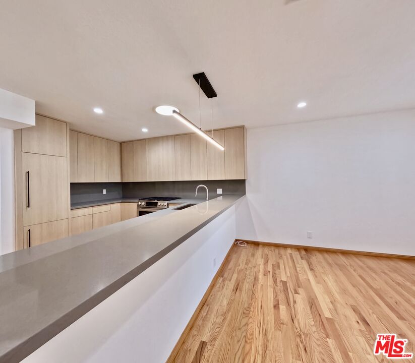 805 N West Knoll Dr Unit: 2