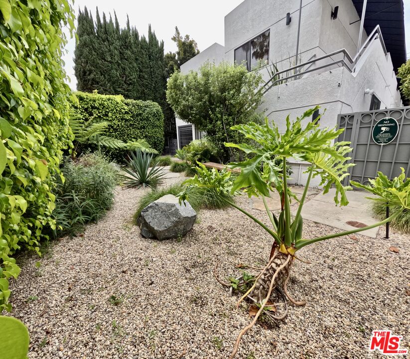 805 N West Knoll Dr Unit: 2