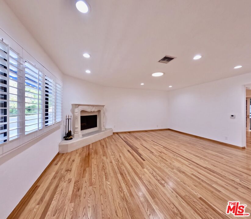 805 N West Knoll Dr Unit: 2
