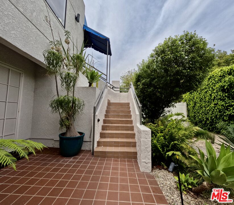 805 N West Knoll Dr Unit: 2