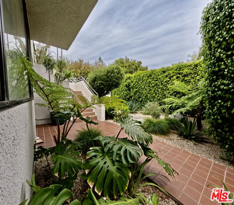 805 N West Knoll Dr Unit: 2