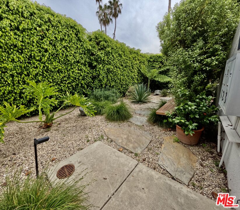 805 N West Knoll Dr Unit: 2