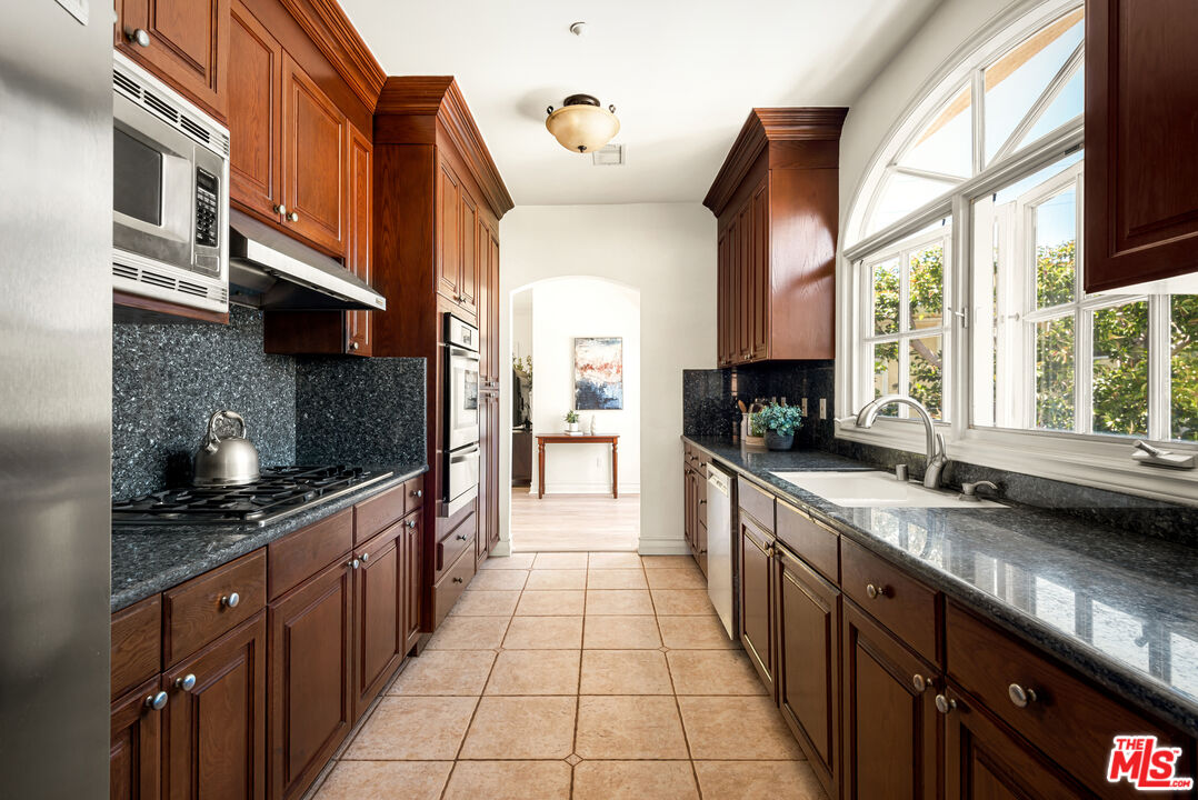 1707 Malcolm Ave Unit: PH400