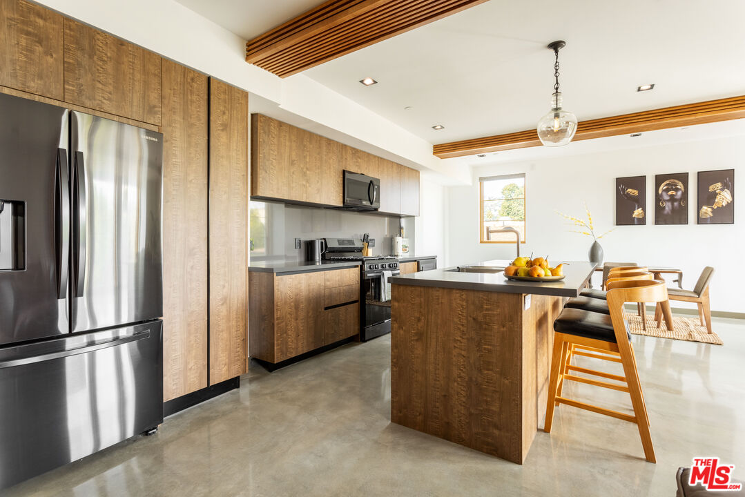 547 N Sweetzer Ave Unit: PH 302