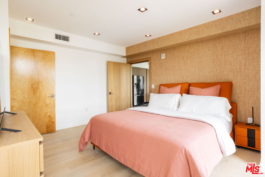 547 N Sweetzer Ave Unit: PH 302