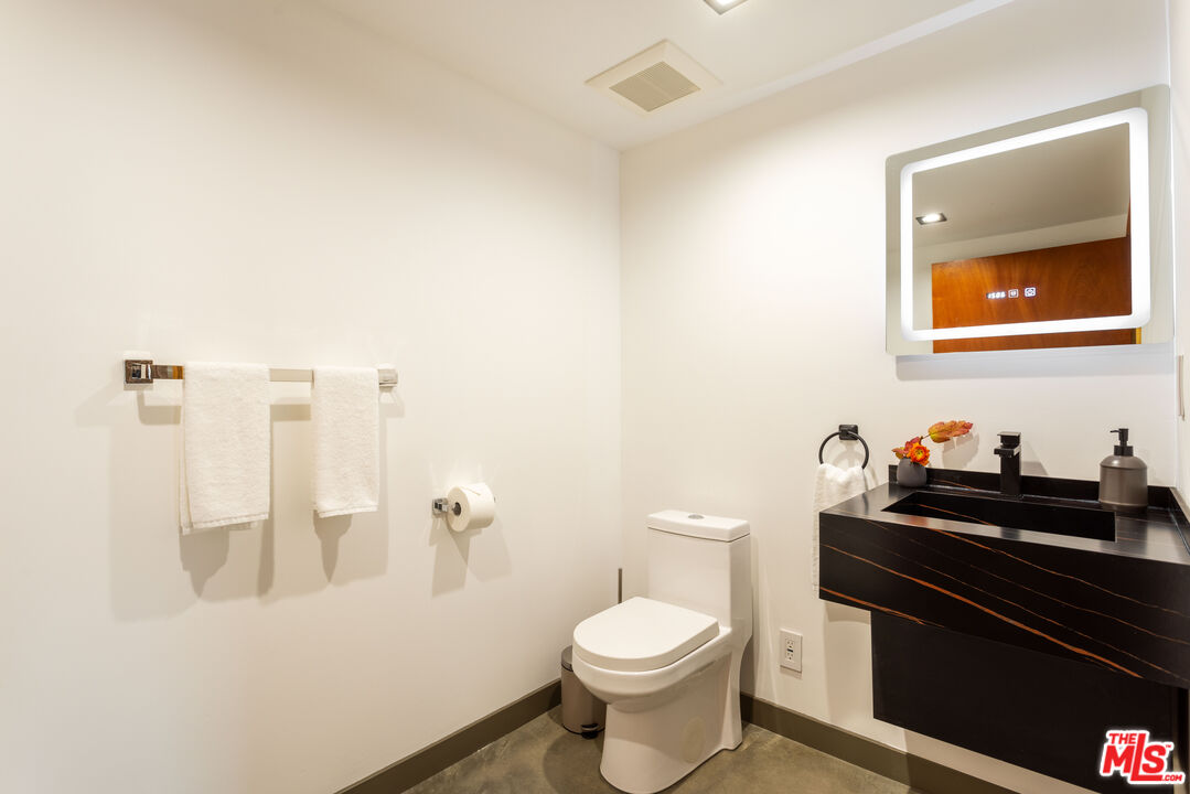 547 N Sweetzer Ave Unit: PH 302