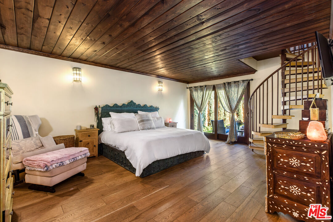 3092 Laurel Canyon Blvd