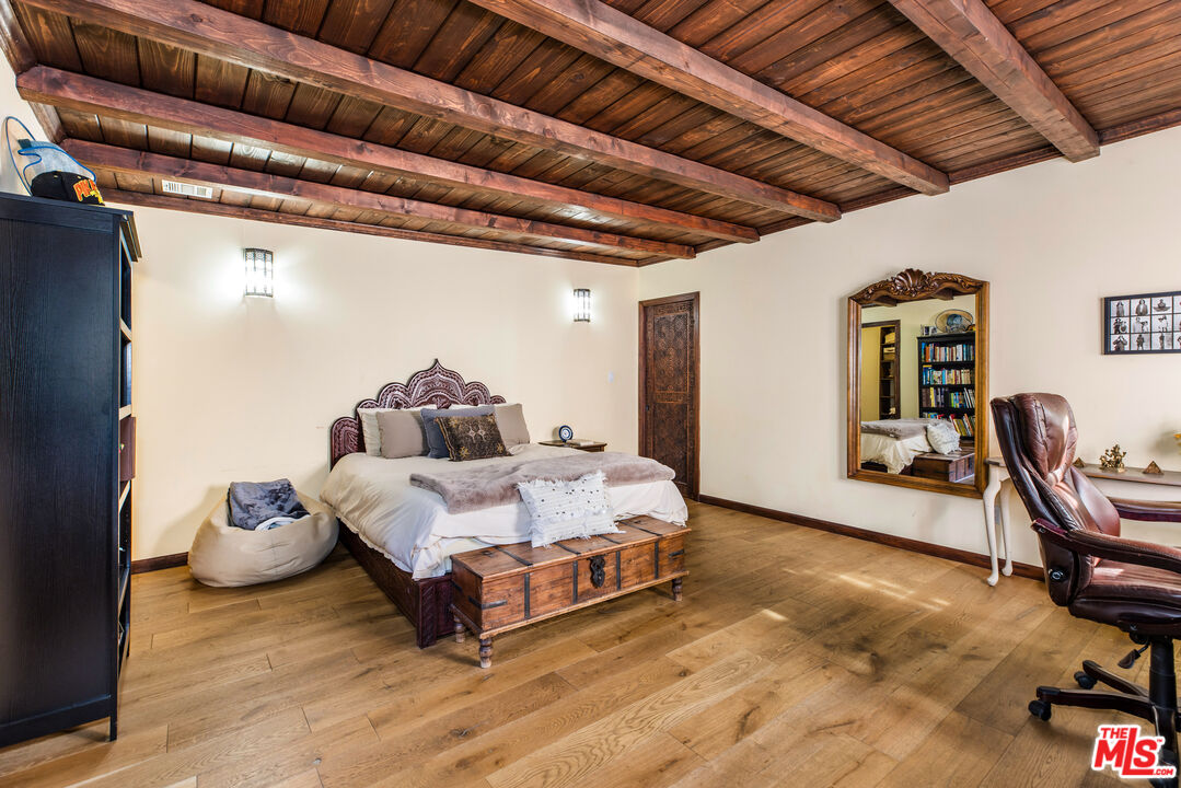 3092 Laurel Canyon Blvd