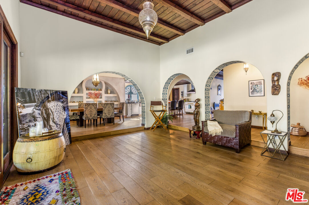 3092 Laurel Canyon Blvd