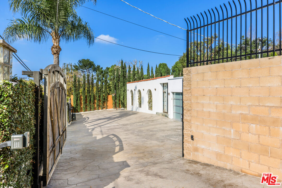 3092 Laurel Canyon Blvd