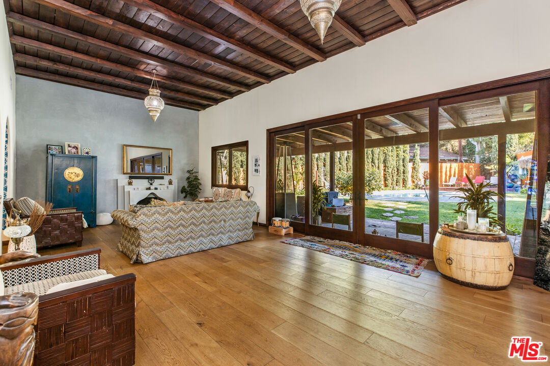 3092 Laurel Canyon Blvd