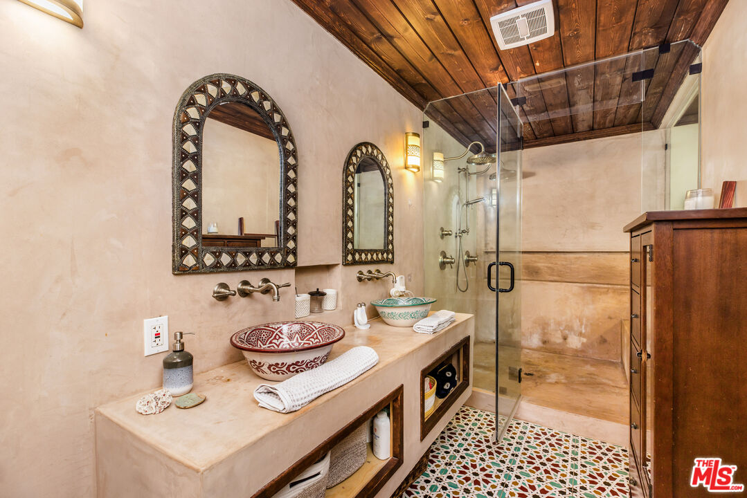 3092 Laurel Canyon Blvd
