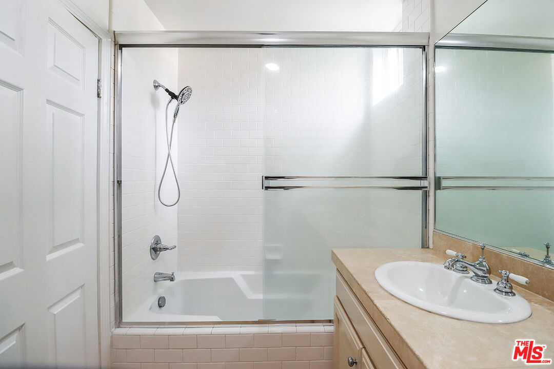 7132 Farralone Ave Unit: 207