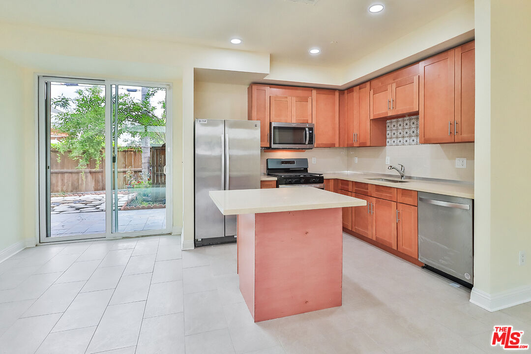 7132 Farralone Ave Unit: 207