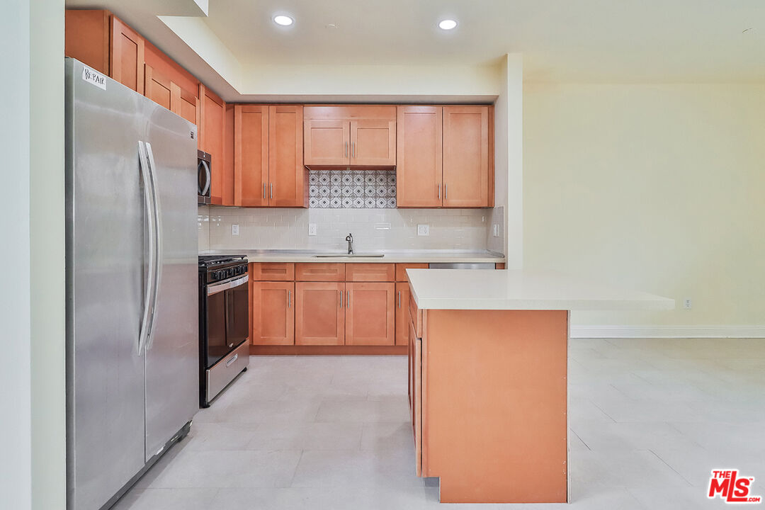 7132 Farralone Ave Unit: 207