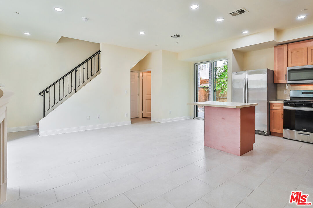 7132 Farralone Ave Unit: 207
