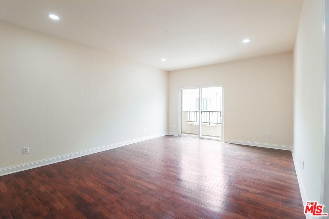 7132 Farralone Ave Unit: 207