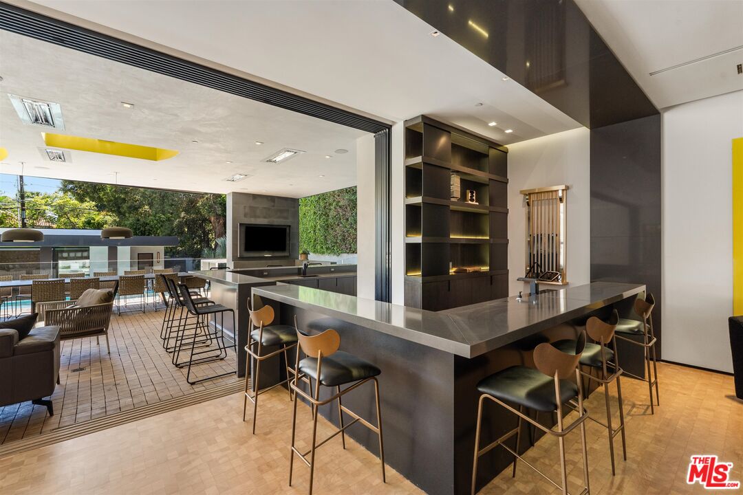 809 N Rexford Dr