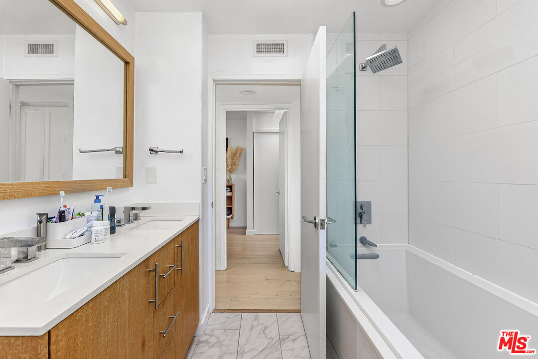 2147 N Beachwood Dr Unit: 6