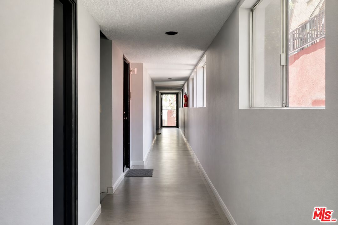 2147 N Beachwood Dr Unit: 6