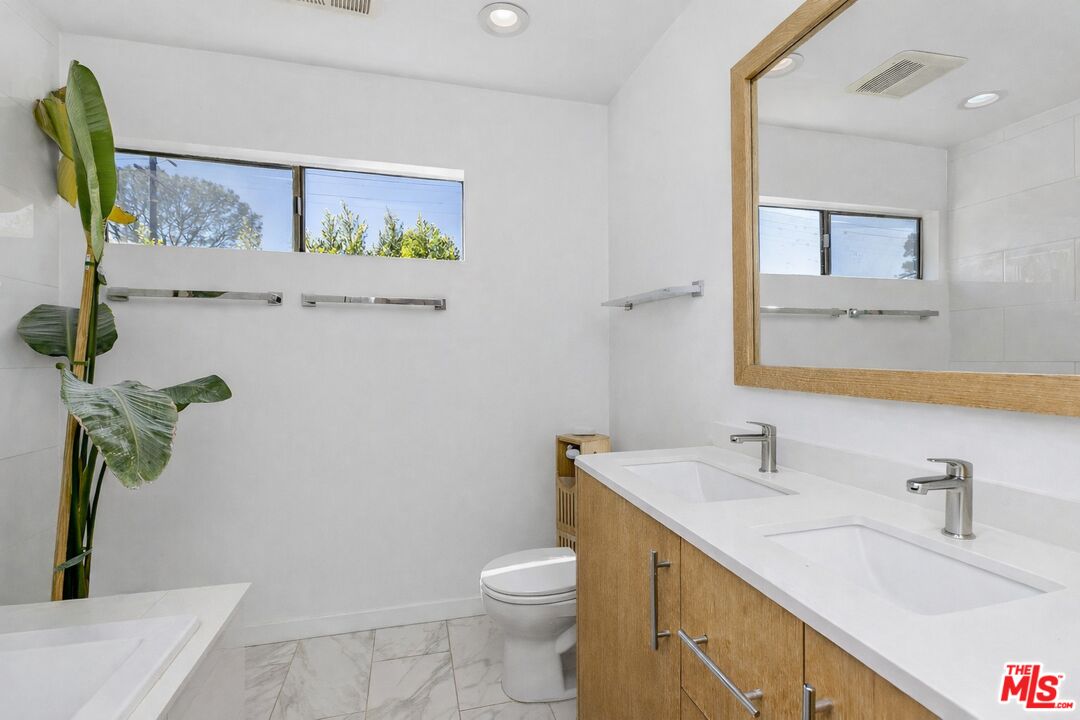 2147 N Beachwood Dr Unit: 6