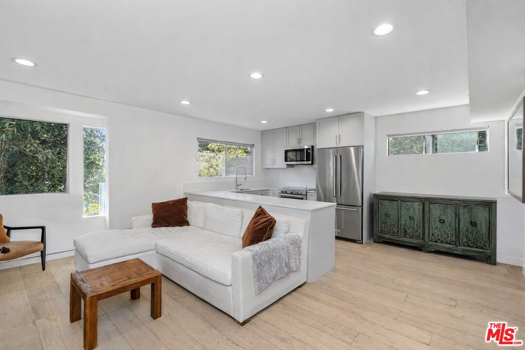 2147 N Beachwood Dr Unit: 6