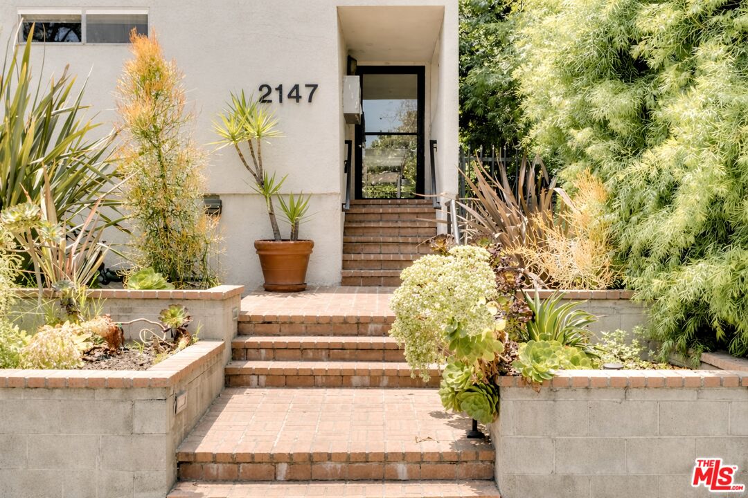 2147 N Beachwood Dr Unit: 6