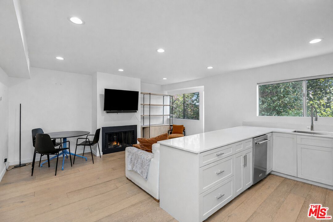 2147 N Beachwood Dr Unit: 6