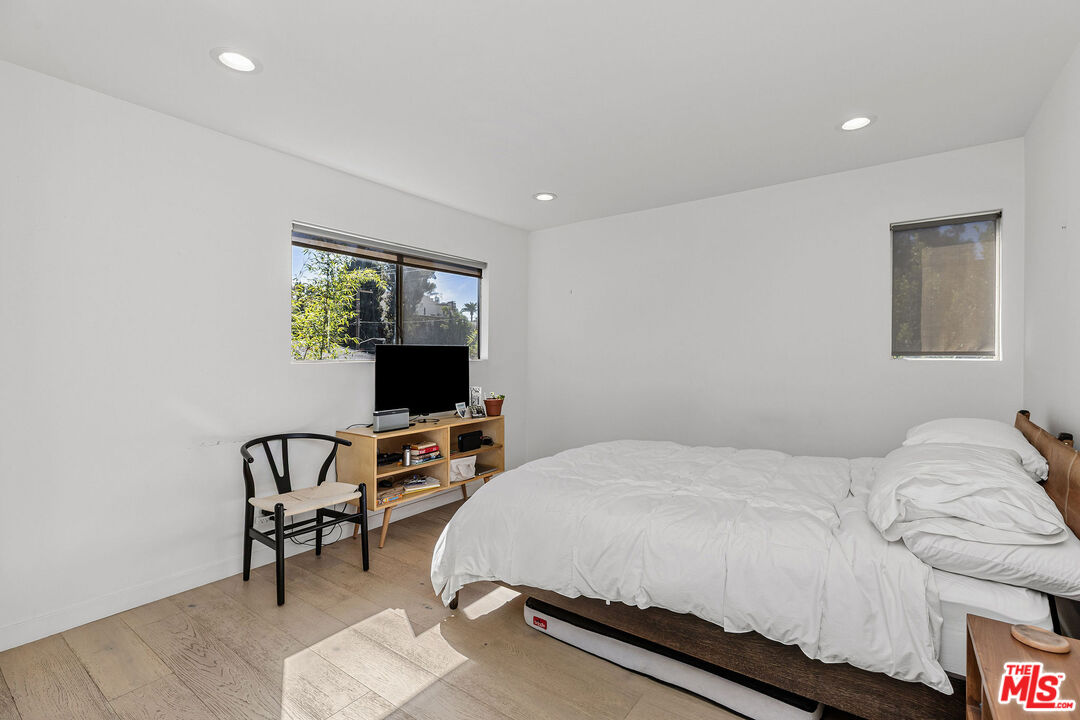2147 N Beachwood Dr Unit: 6