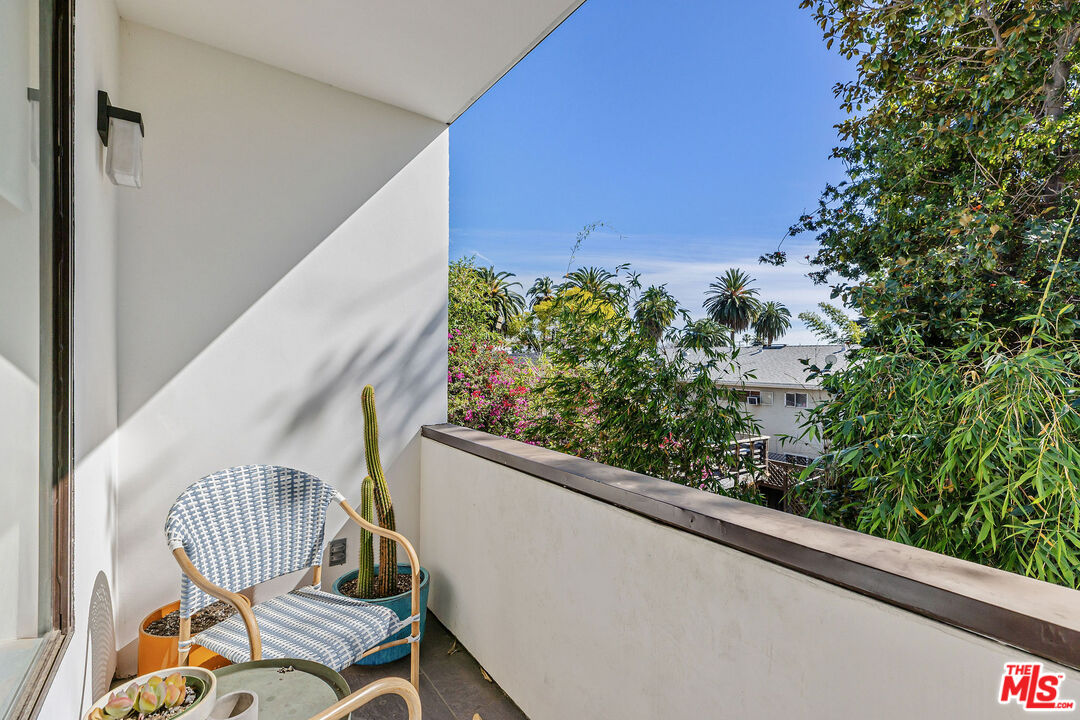 2147 N Beachwood Dr Unit: 6