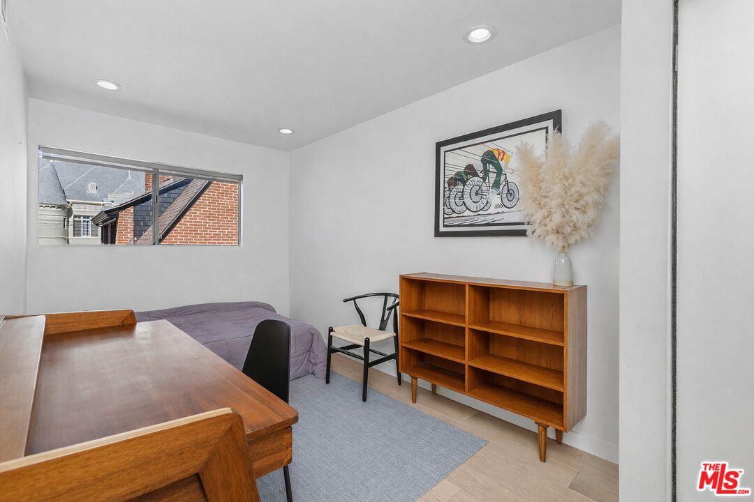 2147 N Beachwood Dr Unit: 6