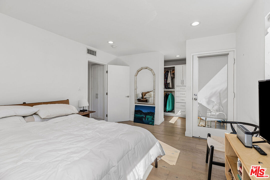 2147 N Beachwood Dr Unit: 6