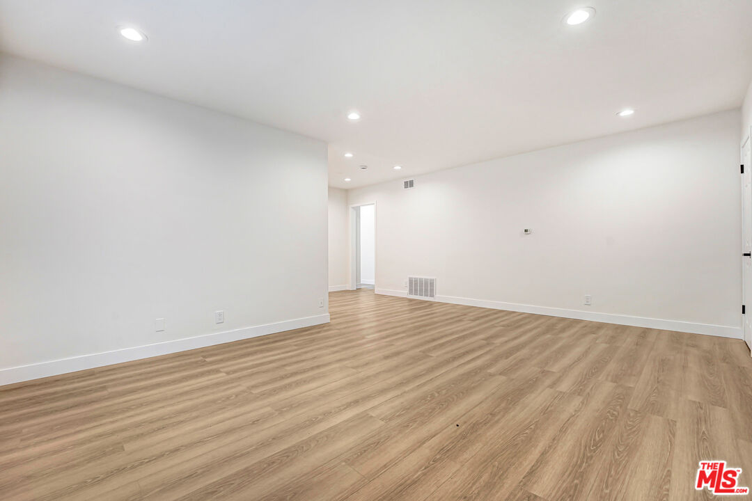 525 N Sweetzer Ave Unit: 3