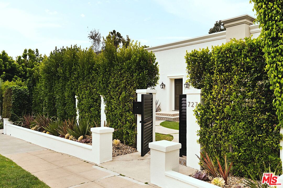 727 N Doheny Dr