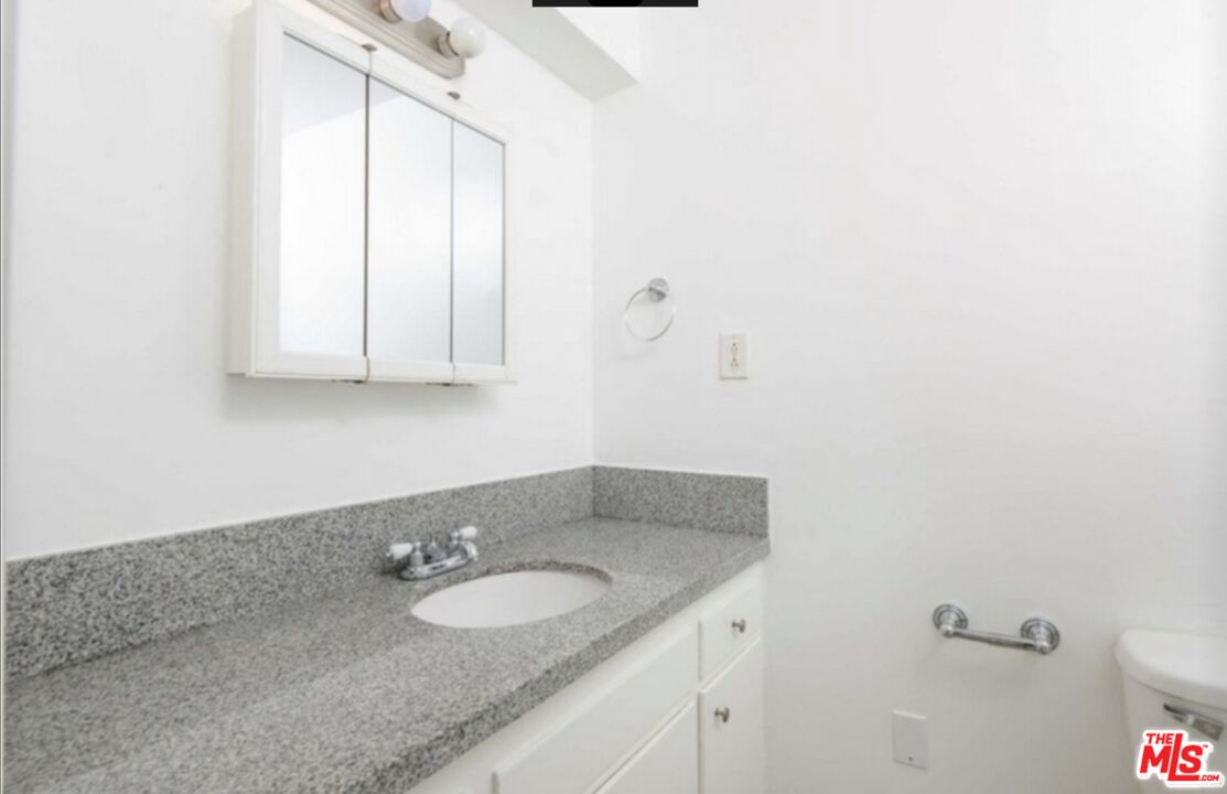 1261 N Laurel Ave Unit: 20