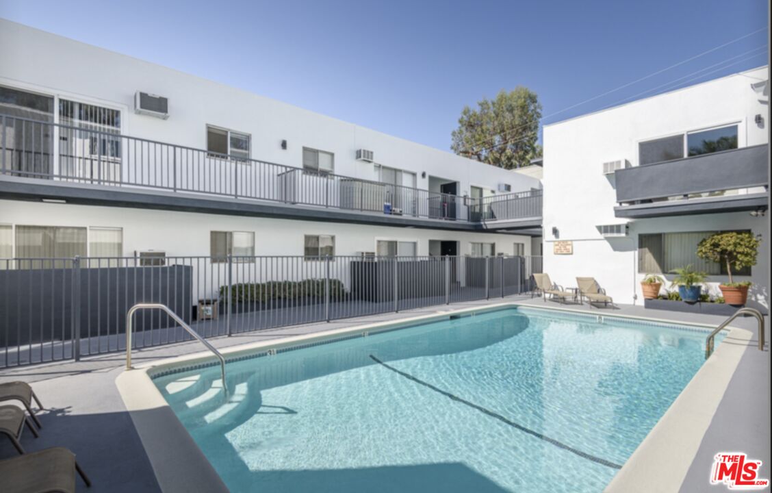 1261 N Laurel Ave Unit: 20