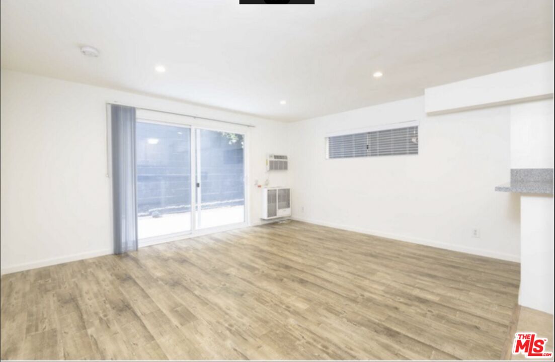 1261 N Laurel Ave Unit: 20