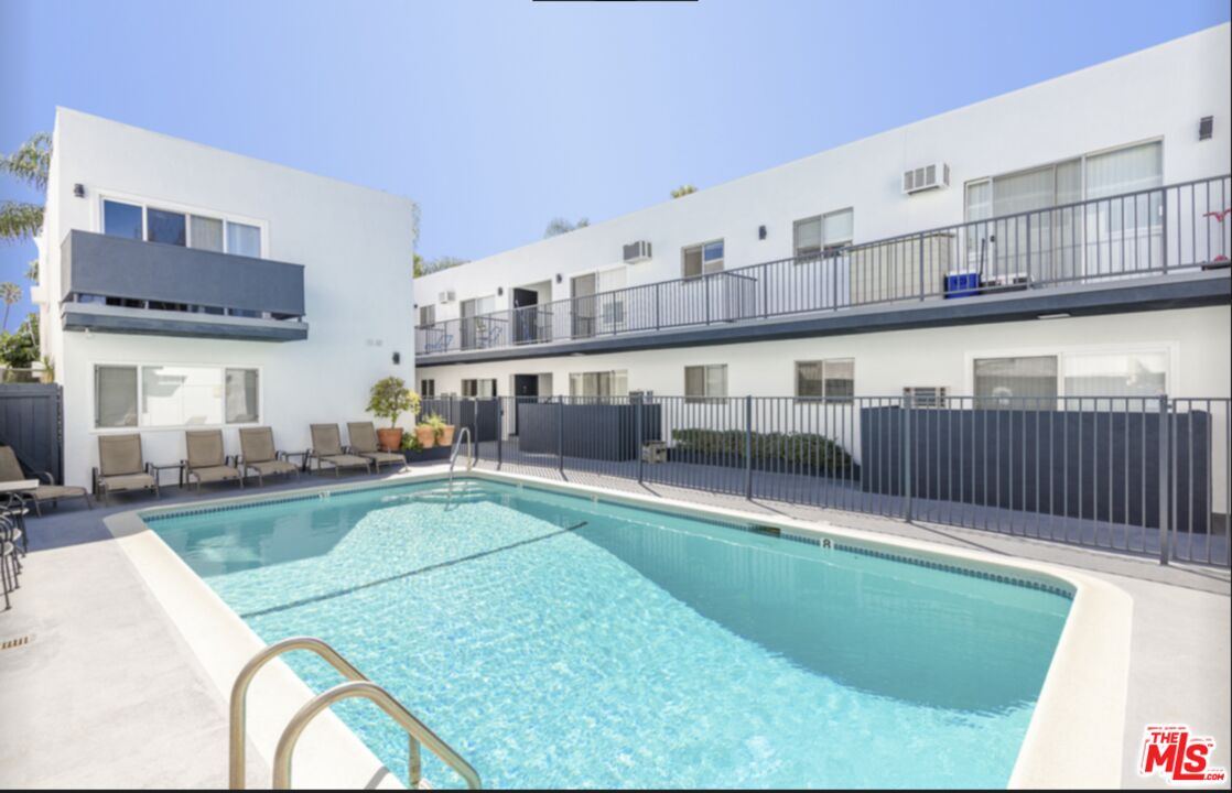 1261 N Laurel Ave Unit: 20