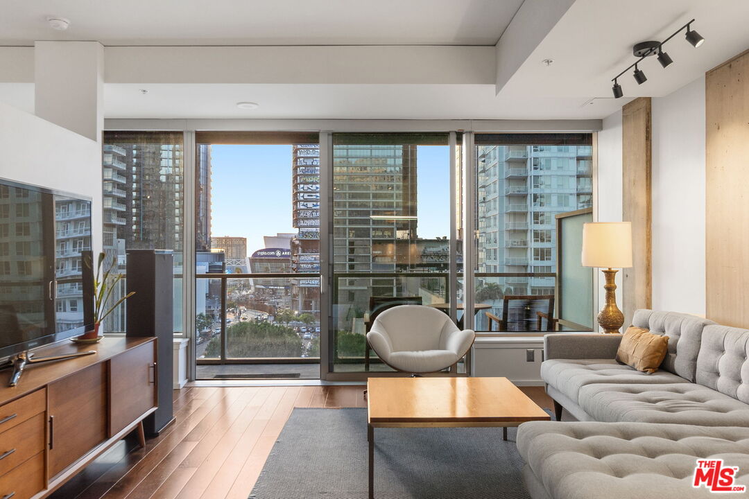 1155 S Grand Ave Unit: 808