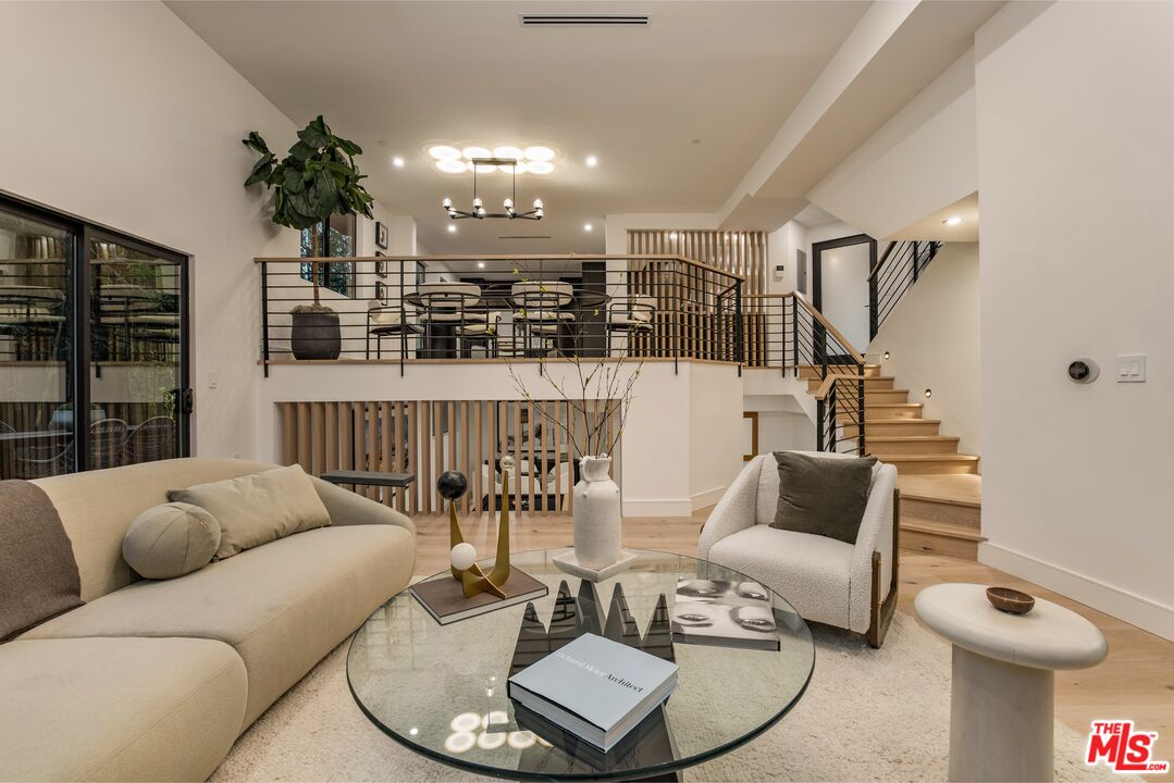 924 West Knoll Dr